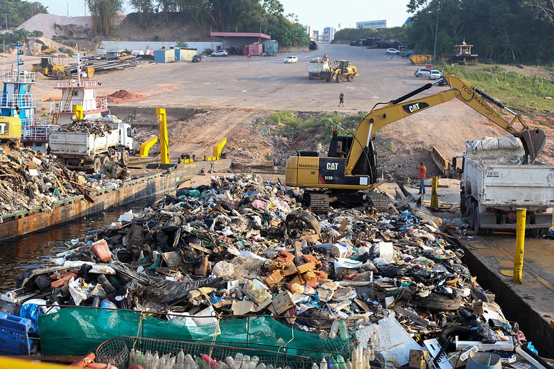 Prefeitura de Manaus retira mais de 220 toneladas de lixo das orlas dos rios em operação de transbordo