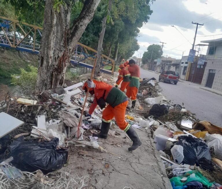 Igarapé do Passarinho recebe serviços de limpeza 