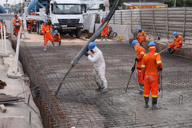 Prefeitura de Manaus trabalha na concretagem da laje inferior do complexo viário Rei Pelé