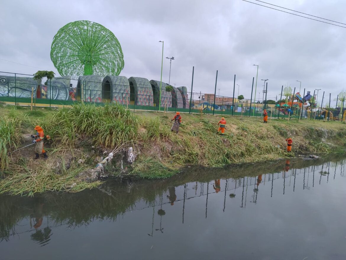 Prefeitura de Manaus realiza limpeza no igarapé do Novo Aleixo