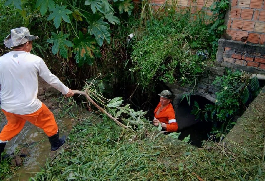 Comunidade Riacho Doce recebe serviço de  limpeza e desobstrução em bueiros 