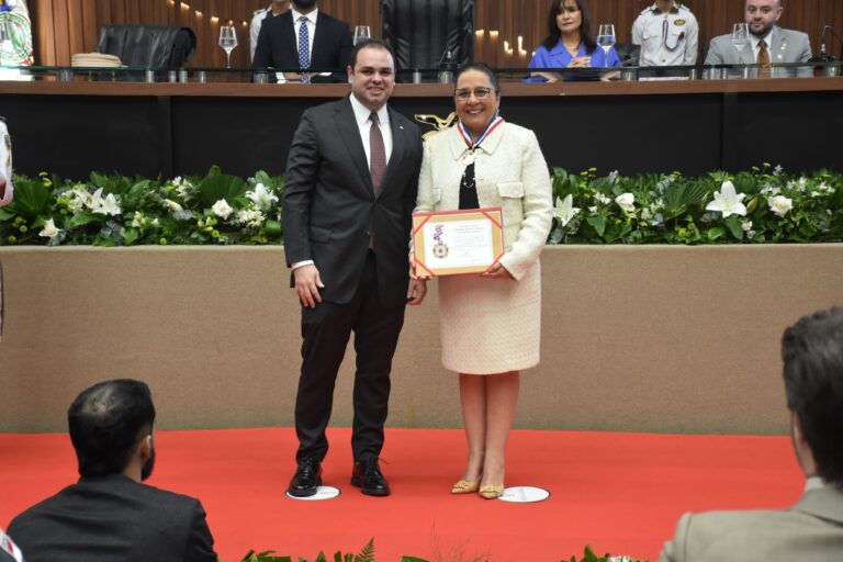 Aleam entrega Medalha da Ordem do Mérito Legislativo à procuradora-geral de Justiça do Amazonas