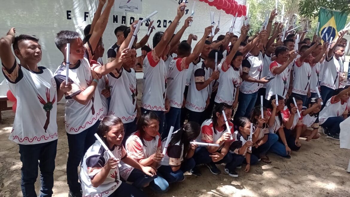 Escolas estaduais indígenas do alto Rio Negro realizam cerimônia de colação de grau para alunos do Ensino Médio