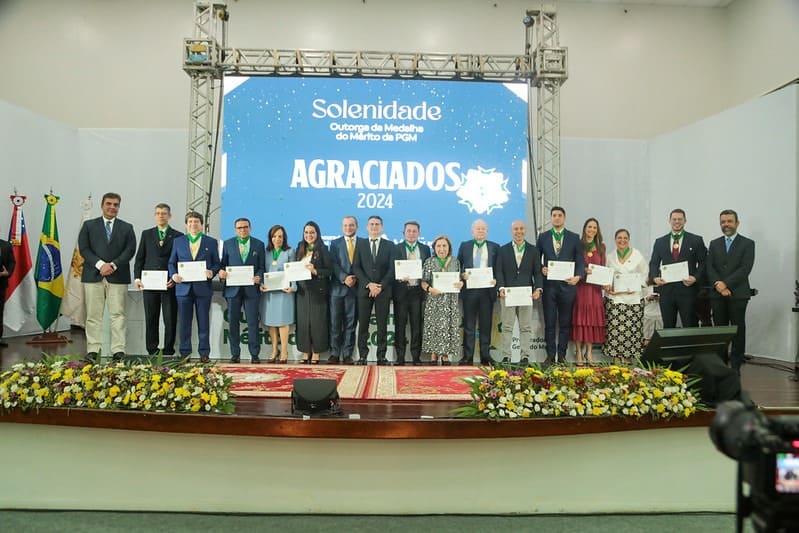 Prefeito David Almeida entrega ‘Medalha do Mérito da PGM’ a 14 personalidades