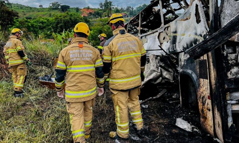 Mortes confirmadas no acidente em rodovia de Minas chegam a 38