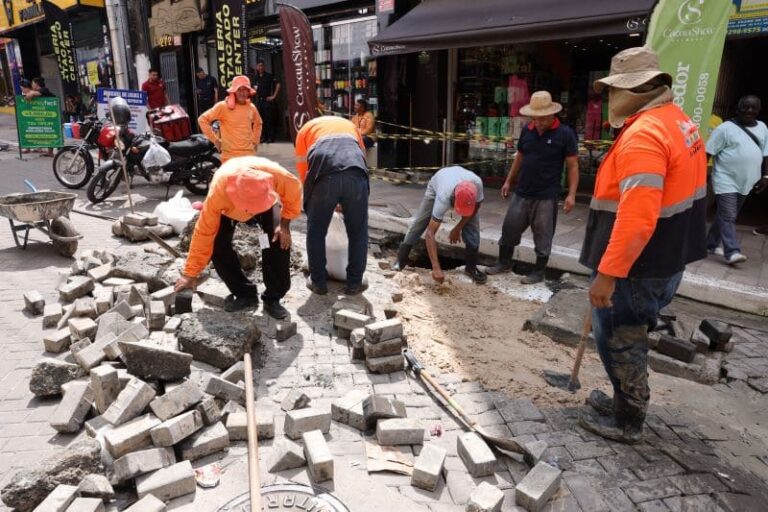 Prefeitura de Manaus trabalha na revitalização da rua Henrique Martins, no centro da cidade