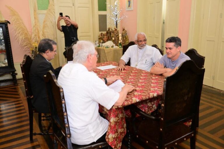 Prefeito David Almeida realiza visita às lideranças da Igreja Católica e destaca diálogo com a comunidade