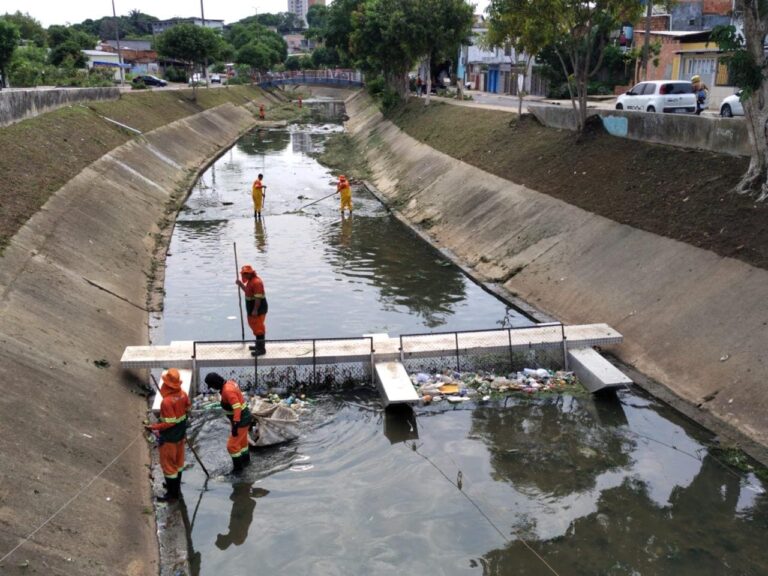 Ecobarreiras instaladas pela Prefeitura de Manaus se tornam aliadas essenciais na contenção de resíduos durante o período de chuvas