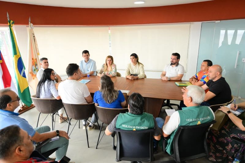 Prefeito David Almeida e equipe técnica da saúde discutem estratégias para combate ao Aedes aegypti em Manaus