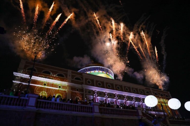 Réveillon do Largo celebra a virada com queima de fogos de baixo ruído e megaestrutura de palco