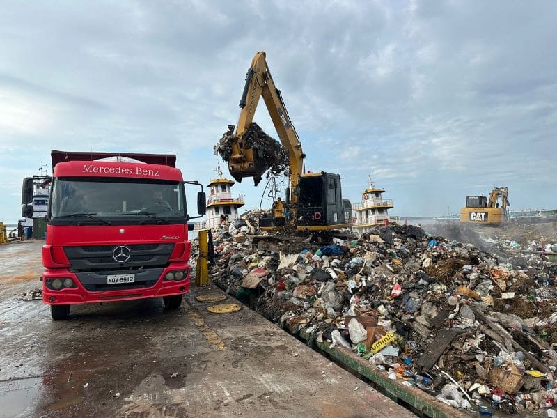 Prefeitura de Manaus retira mais de 206 toneladas de lixo em operação de transbordo neste domingo