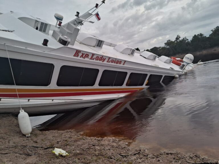 Lancha afunda após bater em barranco às margens do Rio Negro-AM