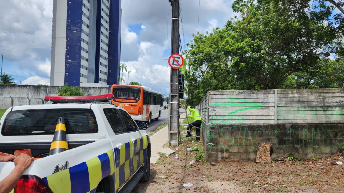 Guardadores de carro arrancam placas da Prefeitura de Manaus que regulamentam a proibição de estacionamento na Ponta Negra