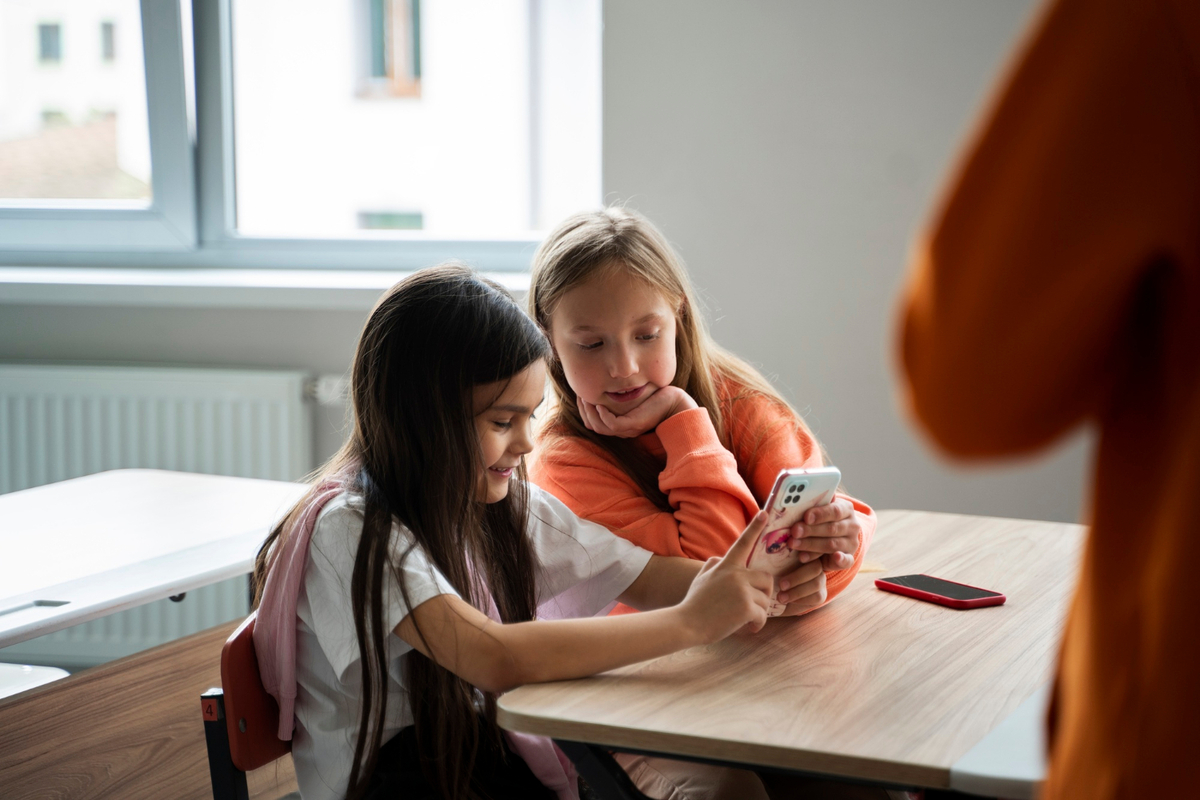 Uso de celulares nas escolas é foco de debate no Brasil