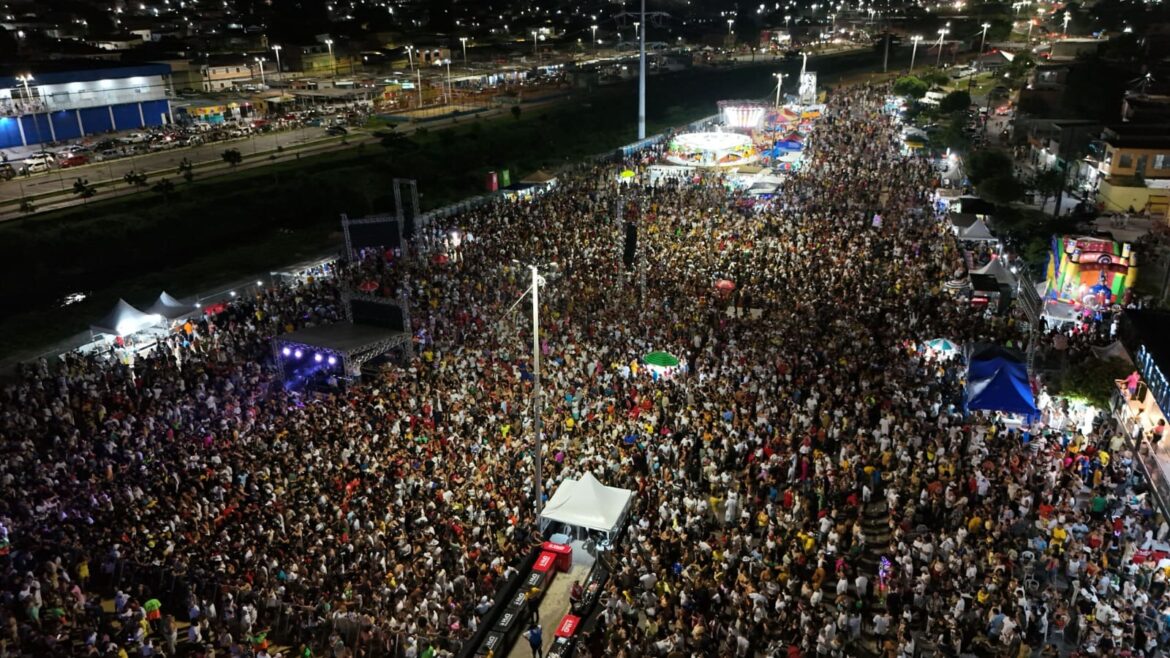 Multidão celebra a chegada de 2025 no Parque Amazonino Mendes, entre as zonas Norte e Leste da capital