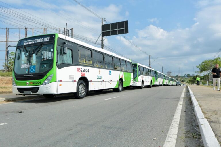 Prefeito David Almeida entrega 20 novos ônibus e reforça compromisso histórico com o transporte público