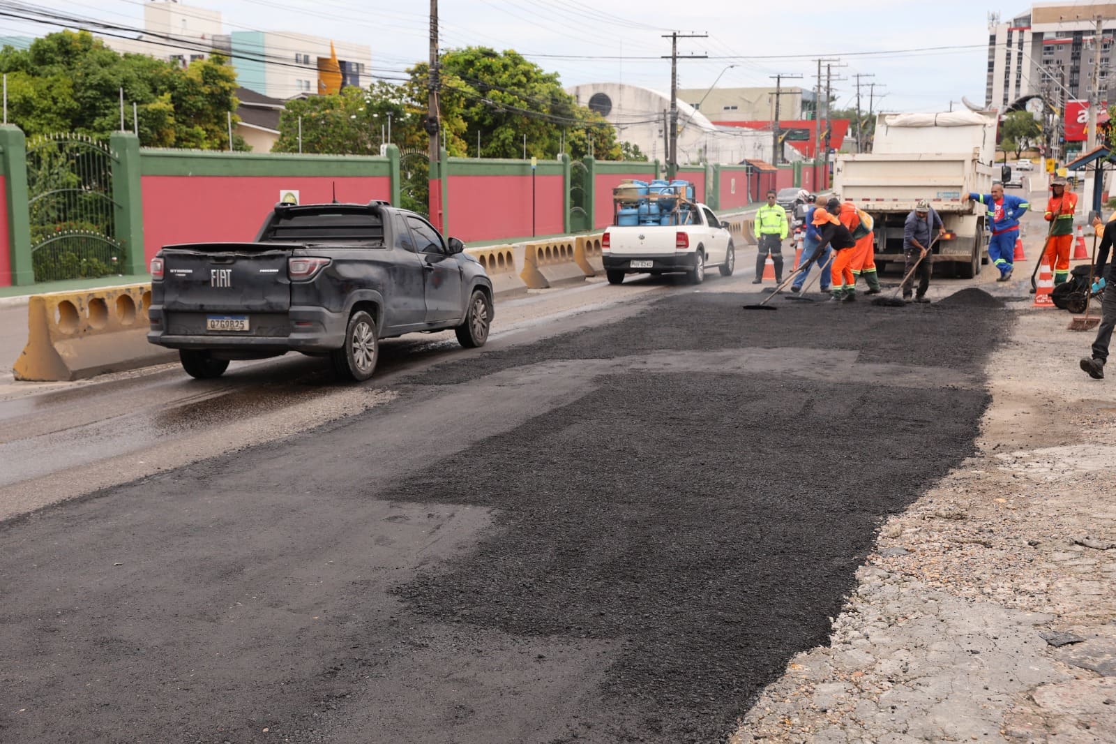 Prefeitura de Manaus trabalha na recuperação asfáltica da avenida Professor Nilton Lins comprometida por descarte irregular de água