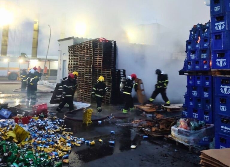 Incêndio de grande proporção atinge fábrica de bebidas em Manaus