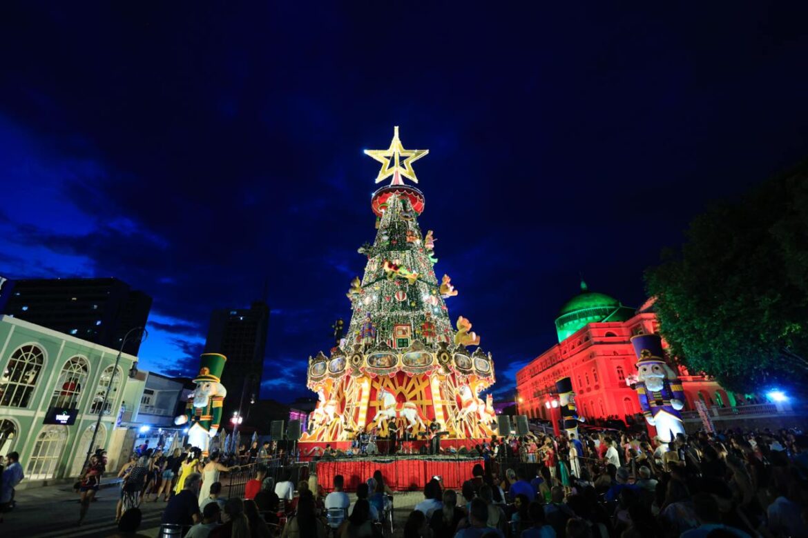 ‘O Mundo Encantado do Natal’ encerra com música, tradição e celebração cultural no Largo São Sebastião