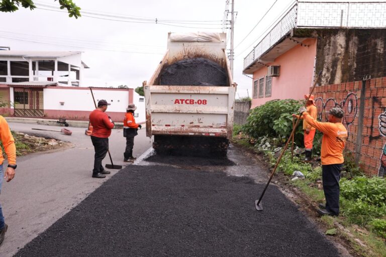 Prefeitura de Manaus realiza serviços de manutenção asfáltica em diversos pontos da cidade