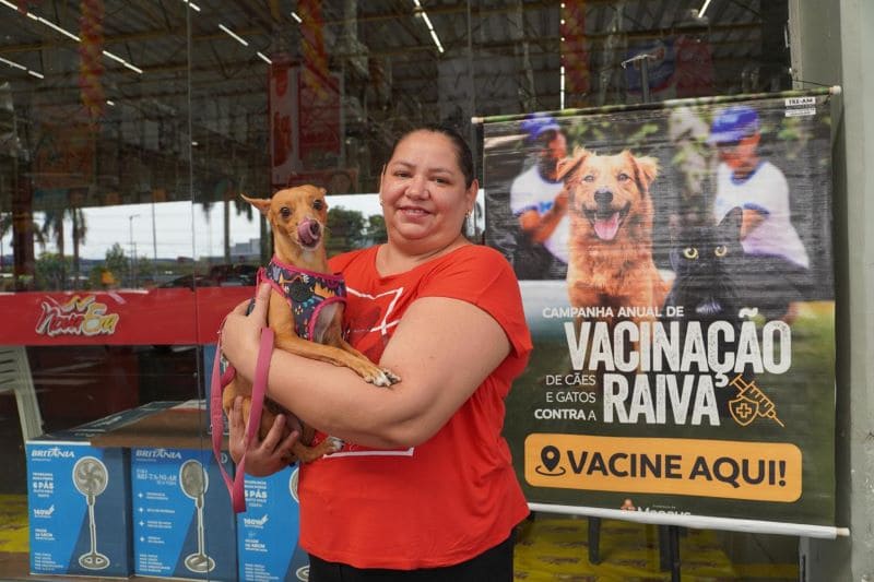 Prefeitura orienta tutores a vacinar cães e gatos em 37 pontos fixos da campanha antirrábica