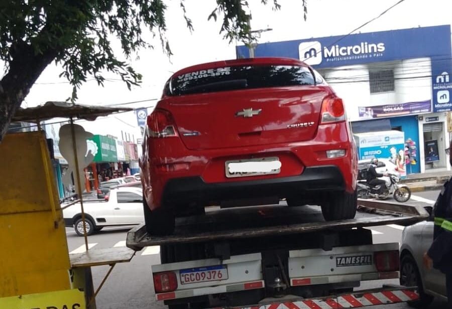 Fiscalização remove veículos estacionados em local proibido na zona Centro-Sul de Manaus