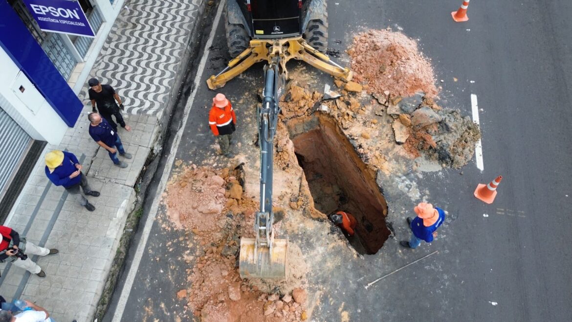 Tubulação na avenida Autaz Mirim recebe obra emergencial da Prefeitura de Manaus