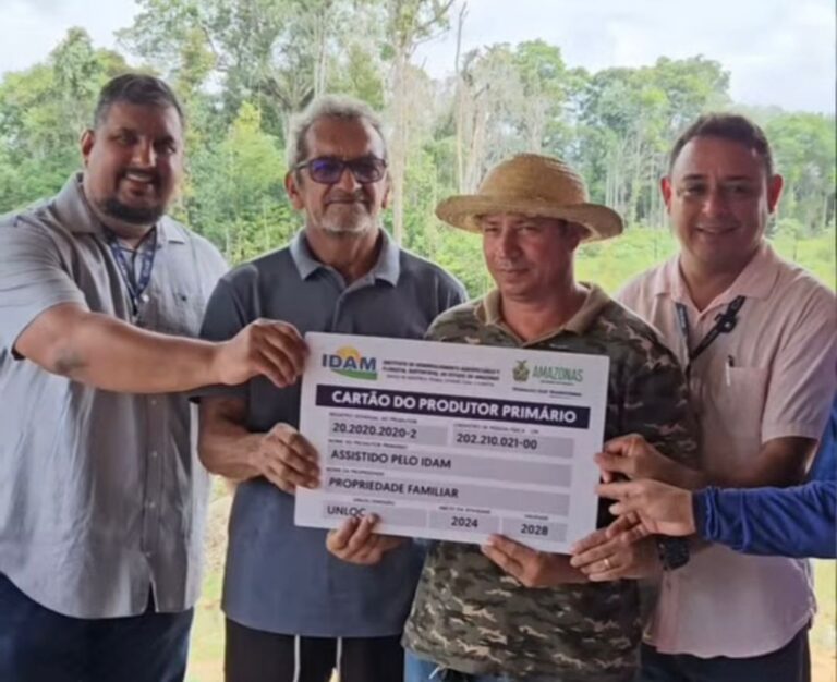 Agricultores familiares da zona rural de Manaus recebem documentos emitidos pelo Idam