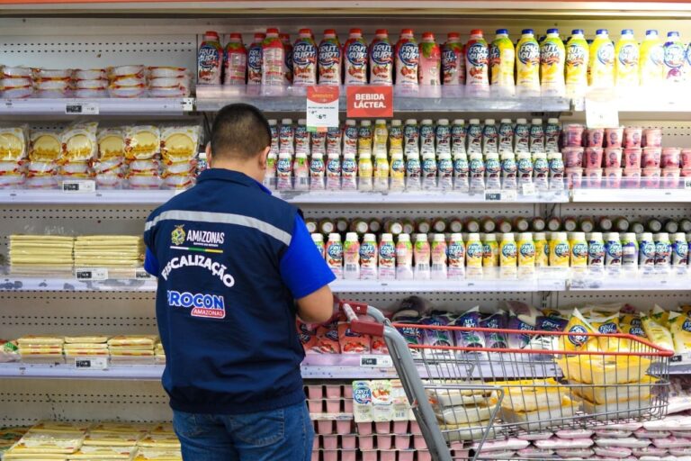 Após denúncia, Procon-AM encontra produtos impróprios para consumo em supermercado na zona leste de Manaus