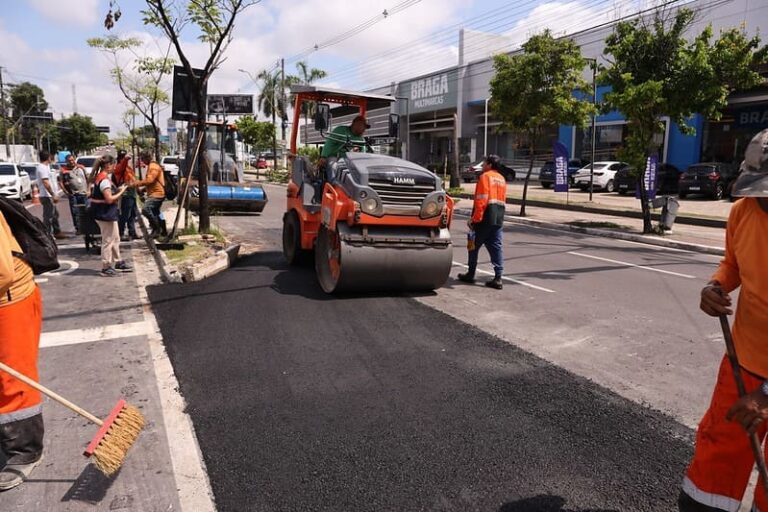 Prefeitura de Manaus avança com as obras de intervenções viárias e inicia a aplicação de asfalto na avenida Djalma Batista