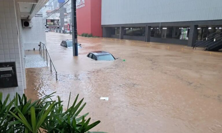 Chuva diminui em Santa Catarina, mas chegada de frente fria preocupa)