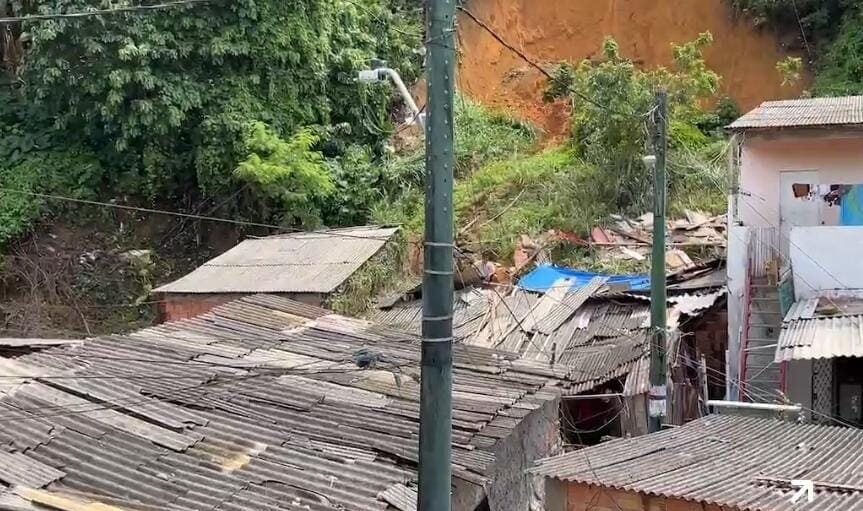 Corpos de pai e filha são encontrados após soterramento de casas em Manaus