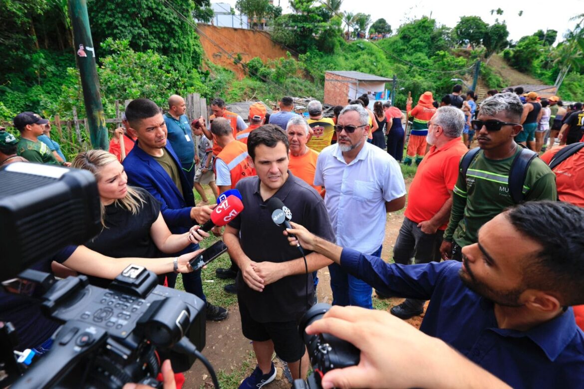 Prefeitura de Manaus atua na área do deslizamento no Redenção e na assistência às famílias