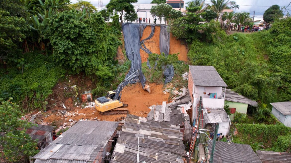 Prefeito David Almeida anuncia luto de dois dias pelas vítimas do deslizamento no bairro da Redenção