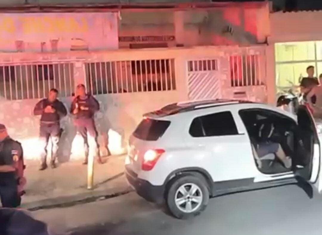 Homem é assassnado a tiros dentro de carro no bairro Petrópolis em Manaus