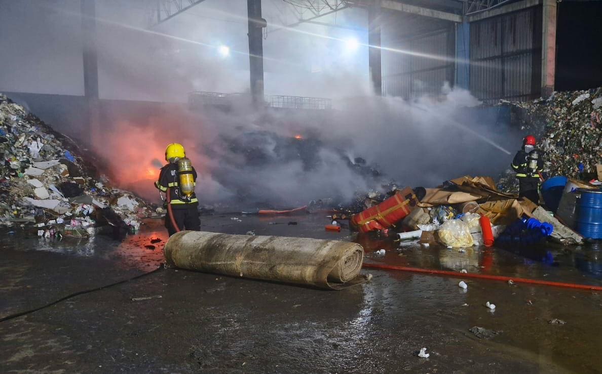 Em ação rápida, Corpo de Bombeiros combate incêndio em fábrica de materiais recicláveis no Distrito