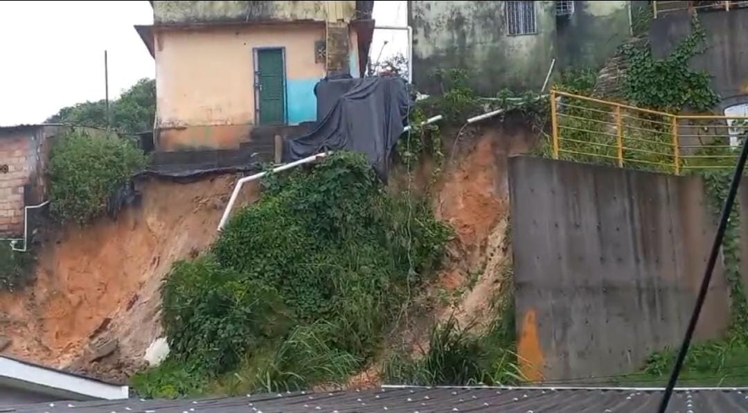 Defesa Civil registra 13 ocorrências durante forte chuva nesta sexta em Manaus