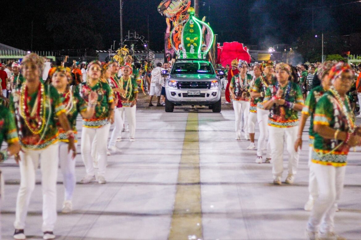 Reino Unido da Liberdade realiza mini desfile e leva uma multidão para o Sambódromo de Manaus