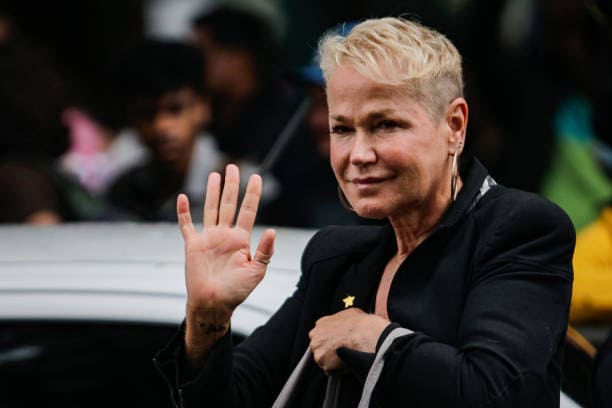 Xuxa Meneghel é internada em SP e passa por cirurgia no joelho