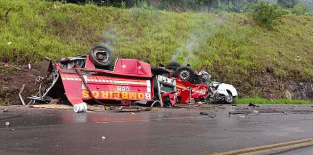 Colisão entre caminhão dos Bombeiros e carro deixa 5 mortos no RS