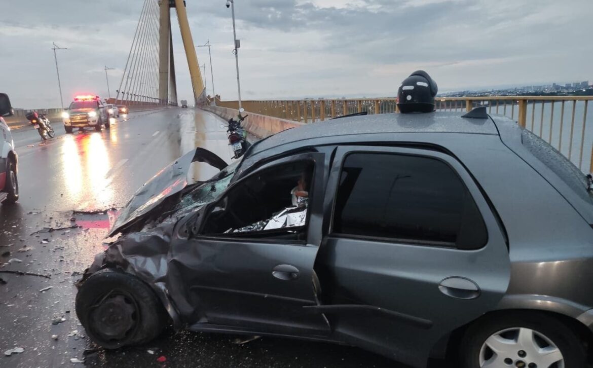 Acidente envolvendo dois carros na Ponte Rio Negro deixa duas pessoas feridas