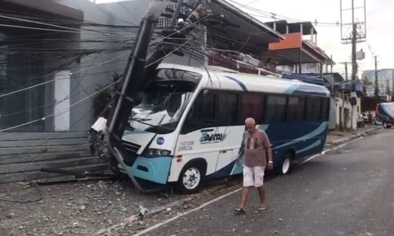 Micro-ônibus perde controle e colide com poste em Manaus