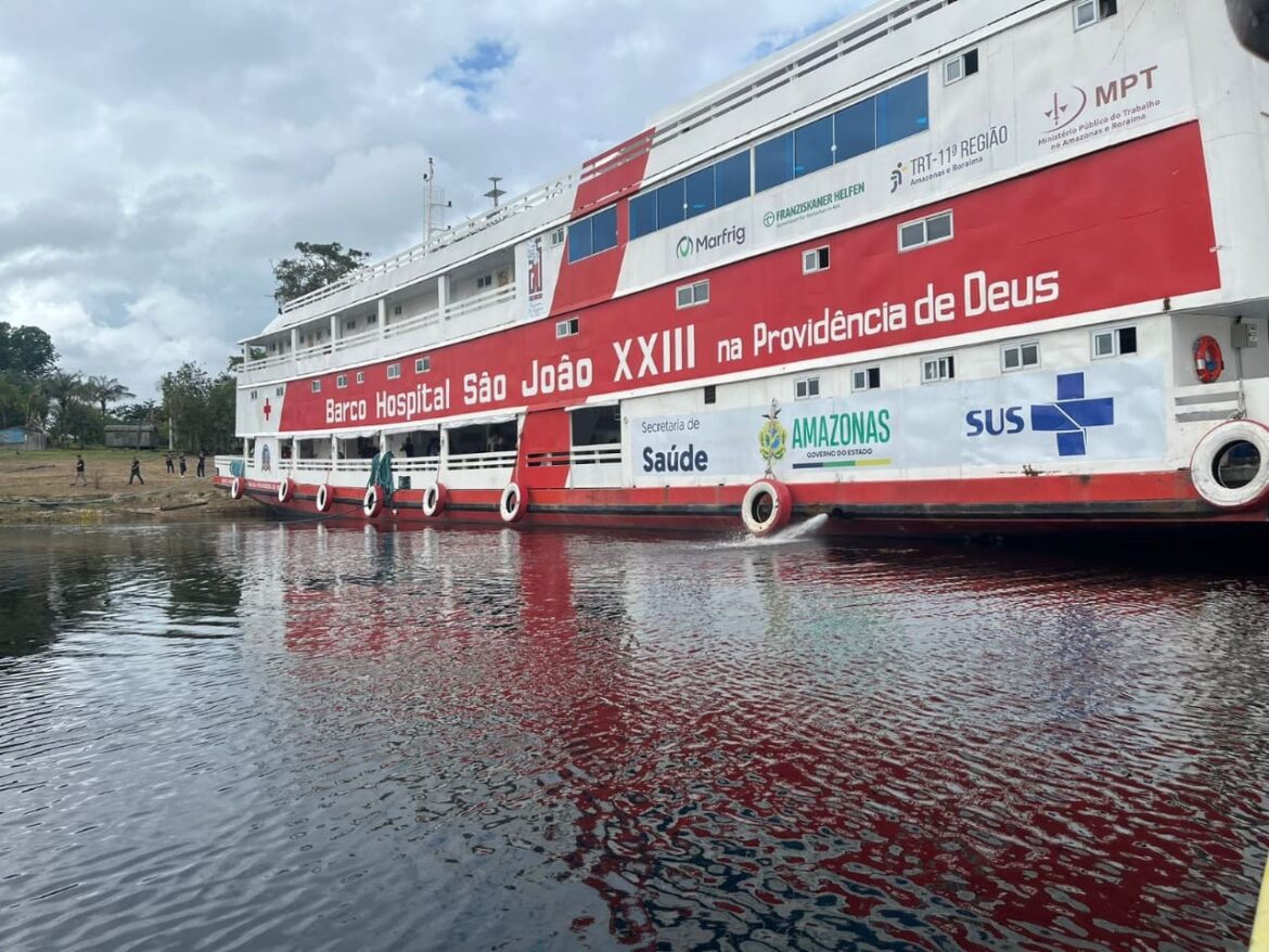 Barco Hospital São João XXIII realiza 355 atendimentos no primeiro dia de expedição em Novo Airão