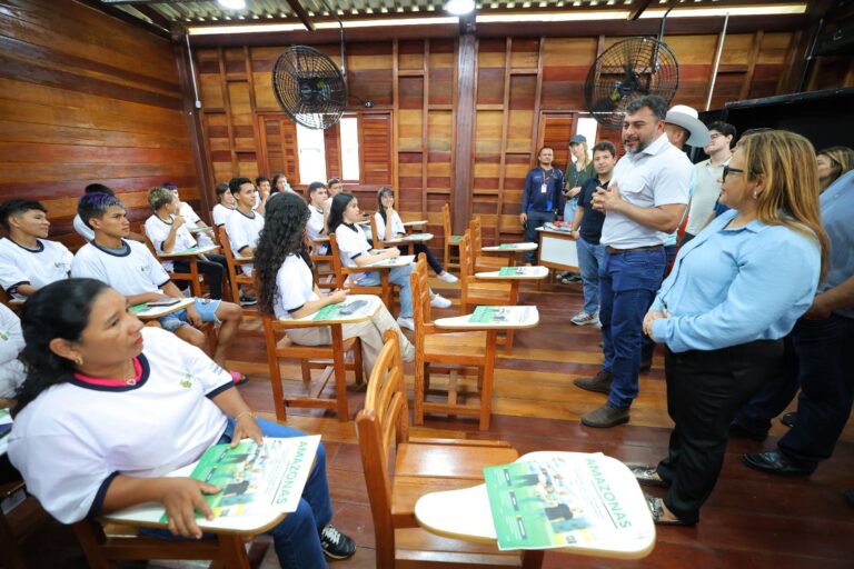 Na Escola da Floresta, governador Wilson Lima abre ano letivo para mais de 190 mil alunos do interior