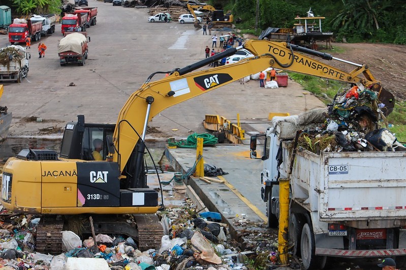 Prefeitura de Manaus retira mais de 200 toneladas de lixo em operação de transbordo