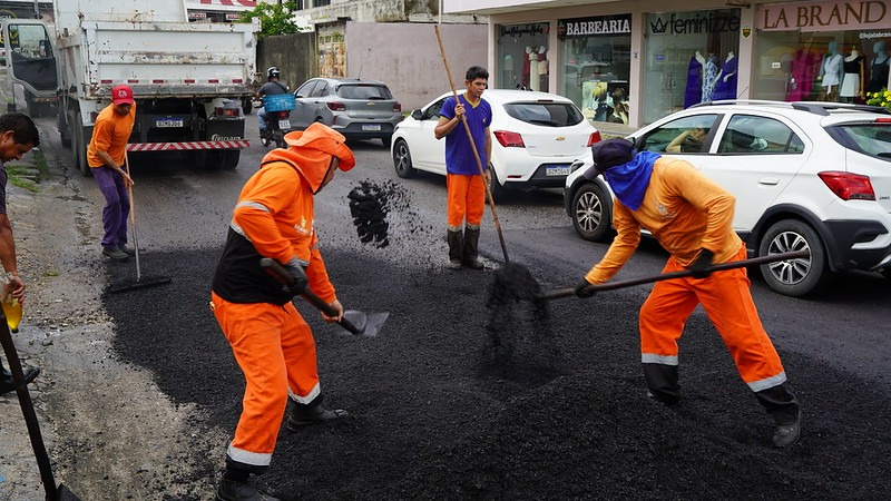 Prefeitura de Manaus atende solicitação dos moradores e recupera via do Parque Dez