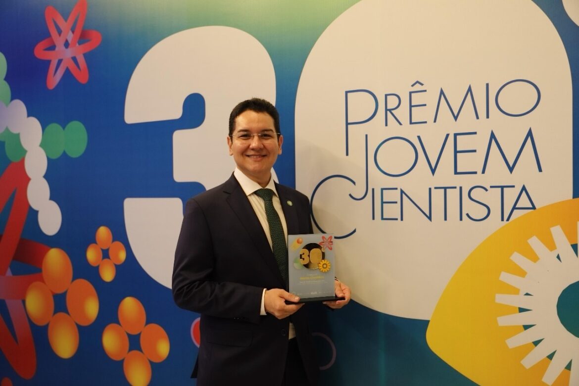 Reconhecimento nacional: pró-reitor da UEA recebe Prêmio Jovem Cientista por impacto acadêmico e inovação científica