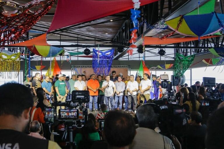 Prefeito David Almeida entrega fomento às escolas de samba e amplia investimentos no Carnaval 2025