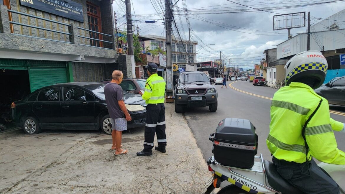 Operação 'Calçada Livre' autua 18 veículos por estacionamento irregular na zona Norte