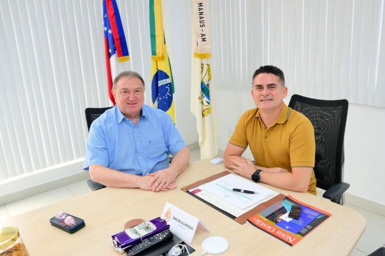 Prefeito David Almeida recebe deputado Átila Lins e destaca emenda de R$ 12 milhões para infraestrutura